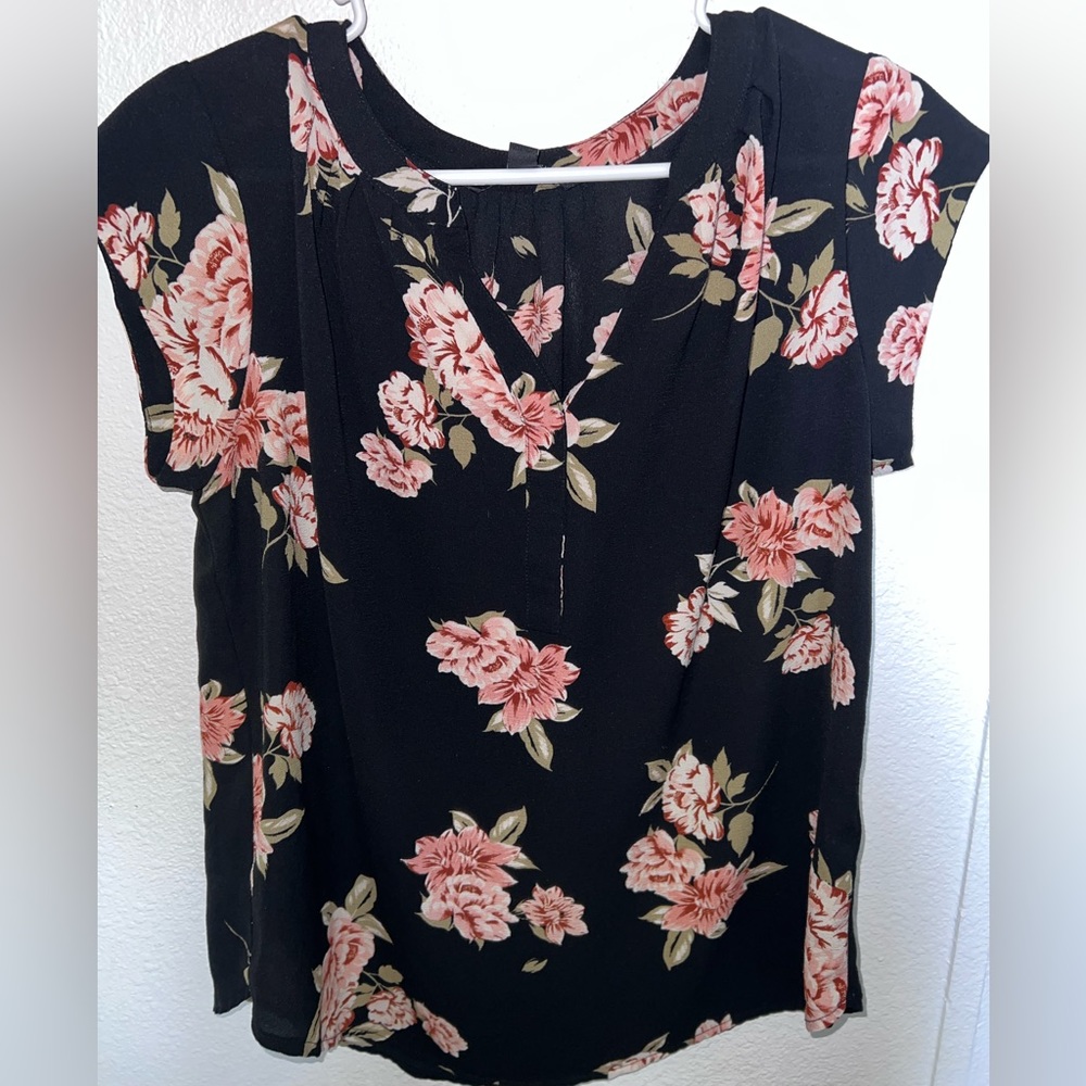 41 Hawthorn. Medium Black Foral blouse.